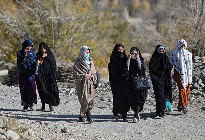 तालिबान के साये तले: अफ़ग़ानिस्तान में महिलाओं और लड़कियों का भविष्य दांव पर