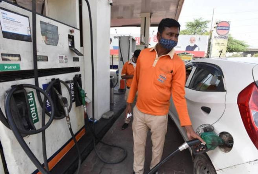 भारत में कैसे तय होती हैं पेट्रोल और डीजल की क़ीमतें : करों की पड़ताल