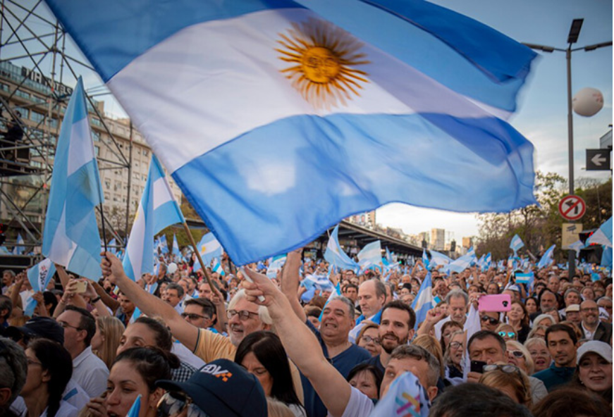 अर्जेंटीना चुनाव 2023: जाने-पहचाने और अनजान चेहरों के बीच कांटे का मुक़ाबला!