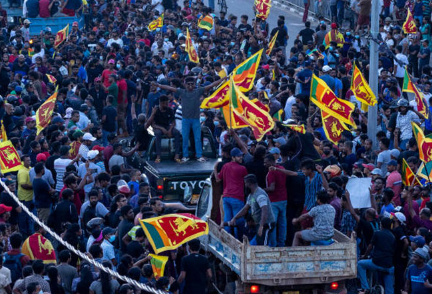 श्रीलंका में हो रहे विरोध प्रदर्शनों का भारत के लिए क्या मायने निकाला जाये?