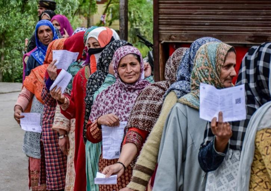 कश्मीर में मतदान करने के लिए लगीं लंबी क़तारें  