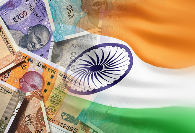 The fall of the rupee: क्या भारत ने रुपये की गिरावट को झेलते हुए, ख़ुद को बचाये रखा है?