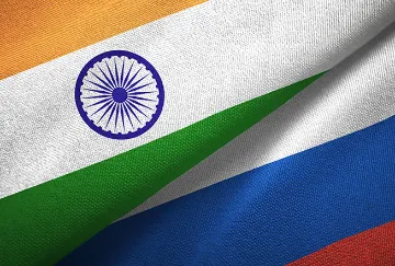 प्रतिबंधों से घिरे रूस के साथ भारत के द्वारा संबंध बनाए रखने का आर्थिक तर्क क्या है?  