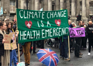 जलवायु संकट की चेतावनी: आख़िर क्यों इसे सार्वजनिक स्वास्थ्य के लिये आपातकालीन स्थिति कहा जा रहा है?  